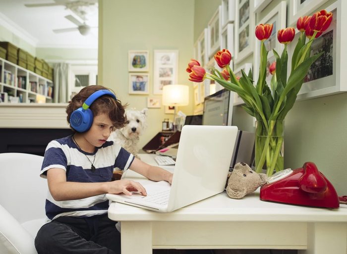 JBL JR 460NC - bezprzewodowe słuchawki wokółuszne dla dzieci z technologią Sound Safe i lekką konstrukcją z miękkim poszyciem, w