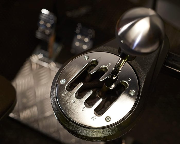 Thrustmaster przedstawia TH8A Add-On Shifter — realistyczną, wysokiej klasy skrzynię biegów współpracującą z wieloma platformami